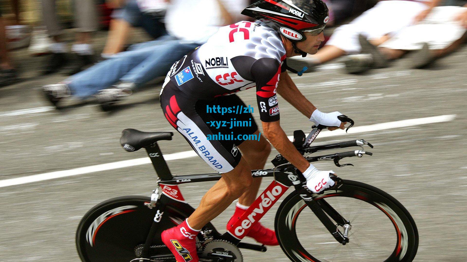 球场上的温暖瞬间，拉塞尔化身月老，助球迷求婚成功